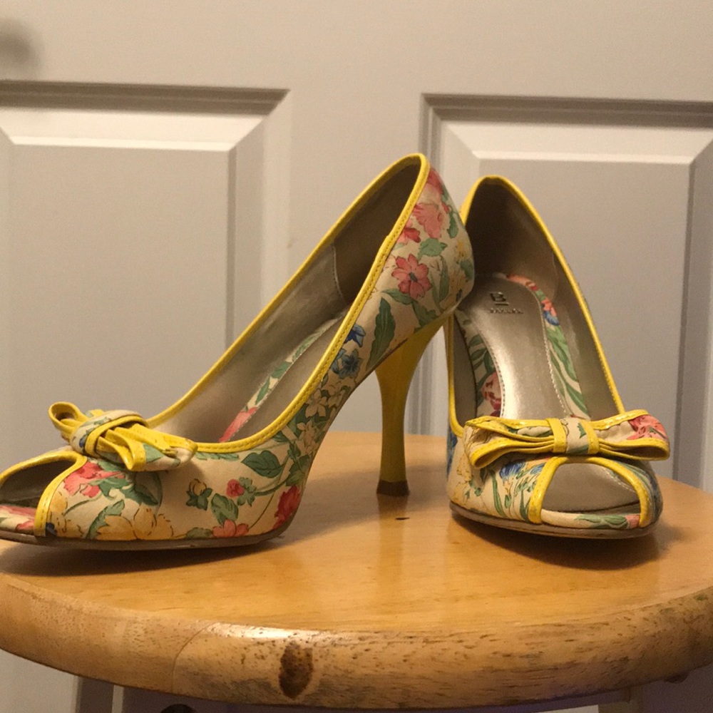 Bakers floral heels (fit like a 7)
